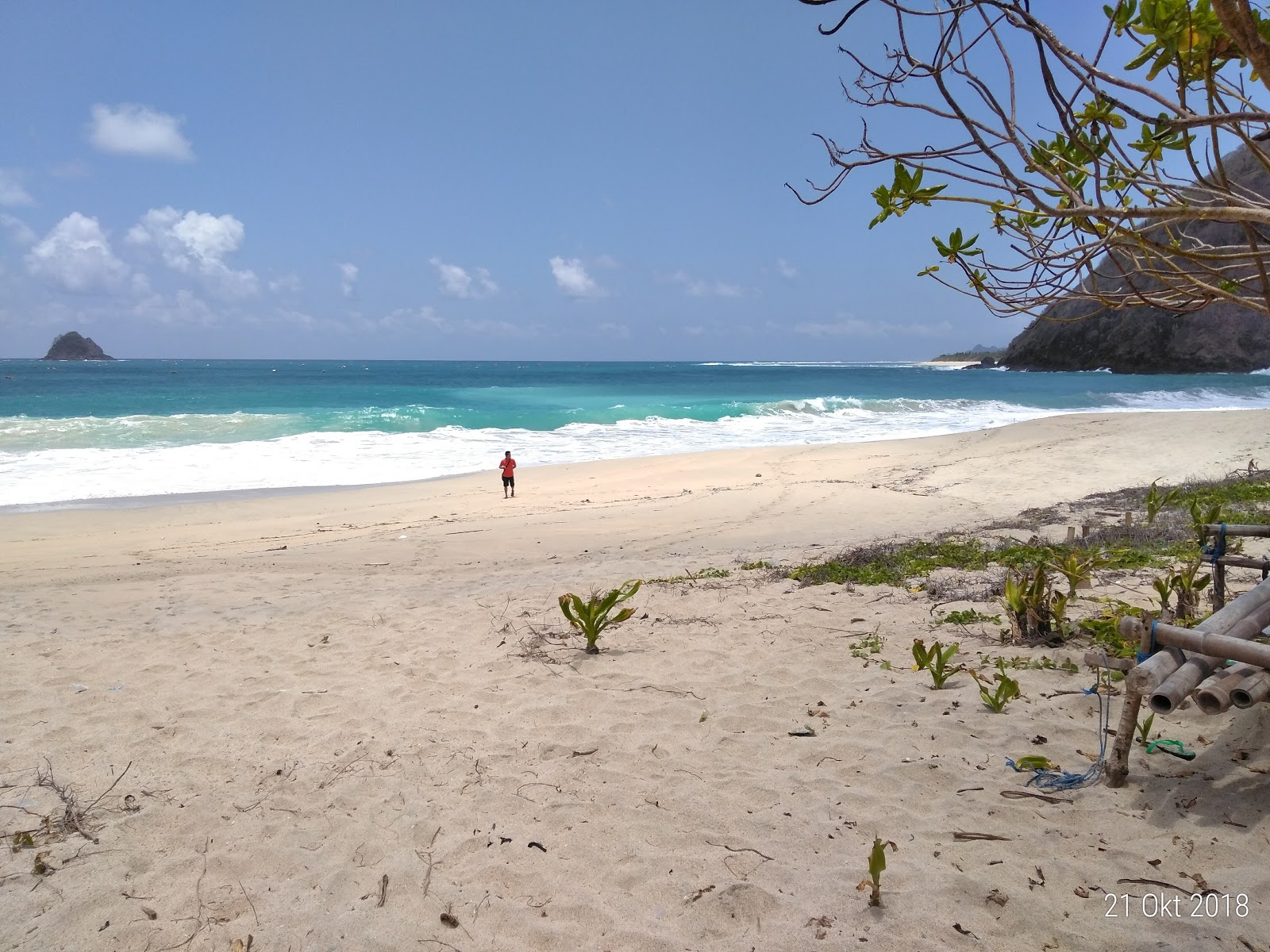 Fotografie cu Tomang-Omang Beach sprijinit de stânci
