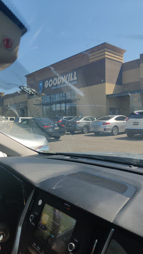 Thrift Store «Happy Valley Goodwill Retail Store & Donation Center», reviews and photos, 1565 W Happy Valley Rd, Phoenix, AZ 85085, USA