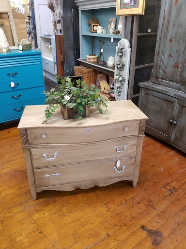 Antique Furniture Store «Jarfly Antique Market», reviews and photos, 47 Railroad Ave, Jefferson, GA 30549, USA