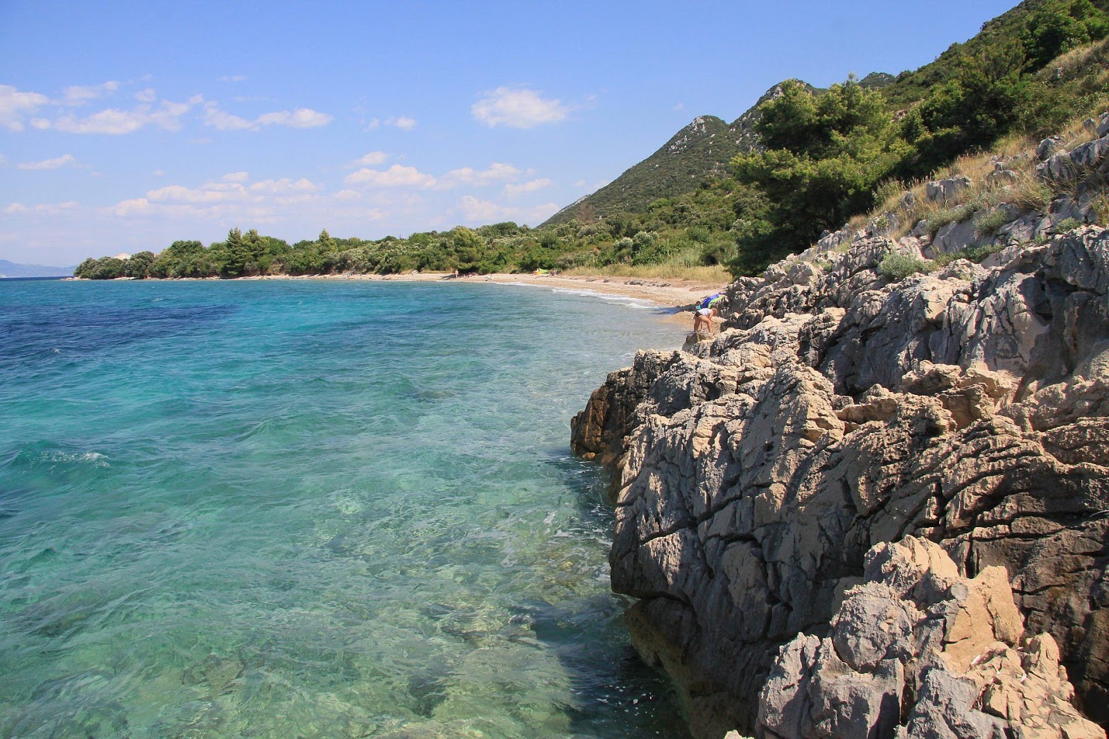 Zdjęcie Salpa beach z powierzchnią ciemny kamyk