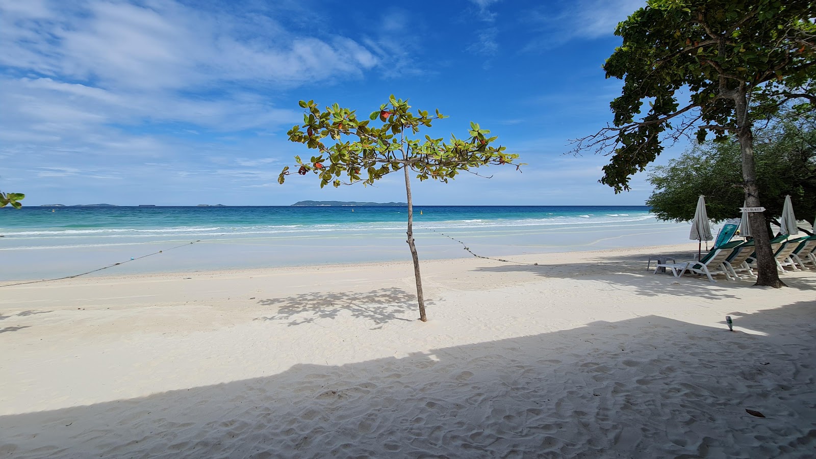 Tien Beach的照片 带有碧绿色纯水表面