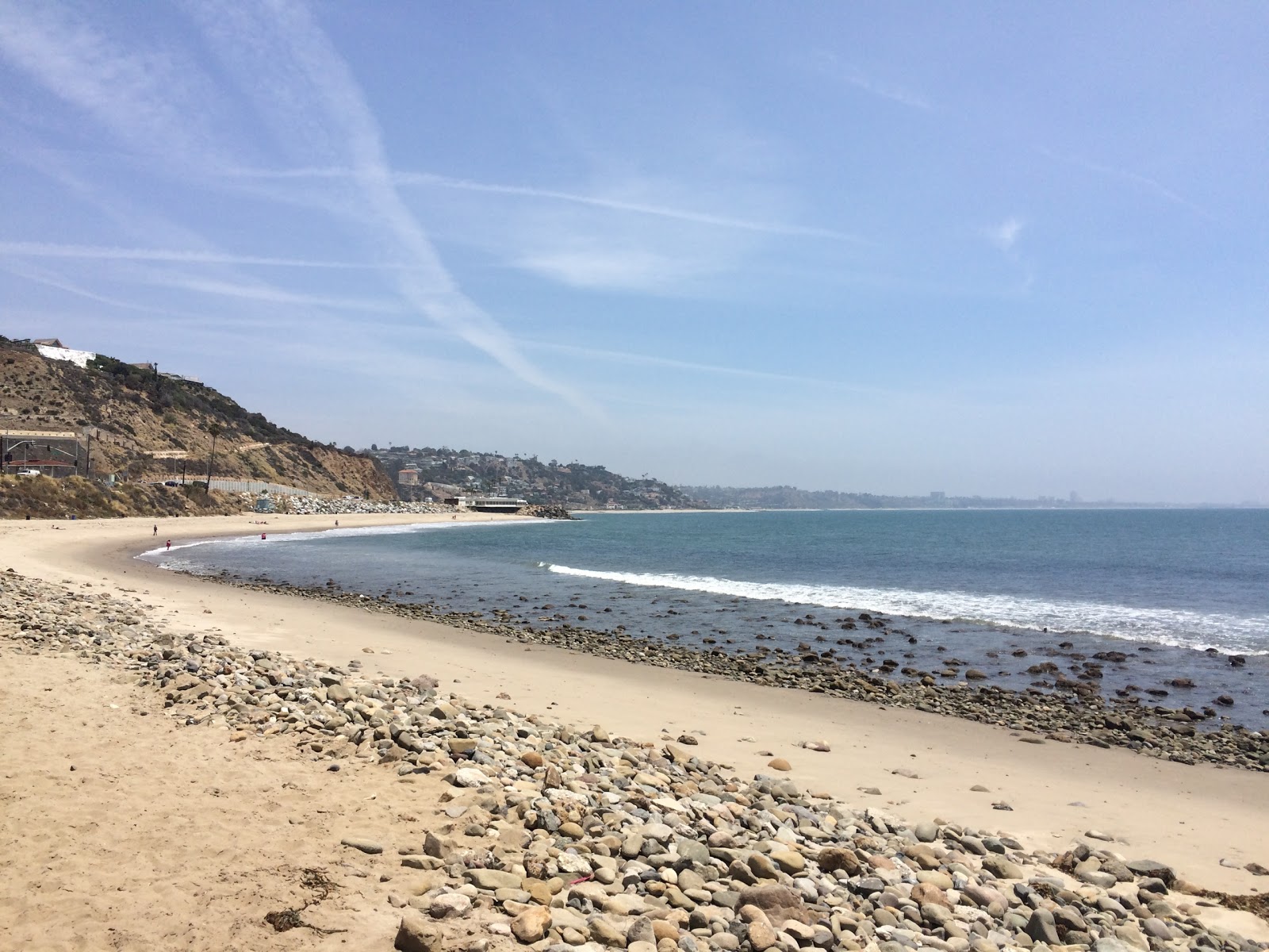 Foto von Rocky Beach mit langer gerader strand