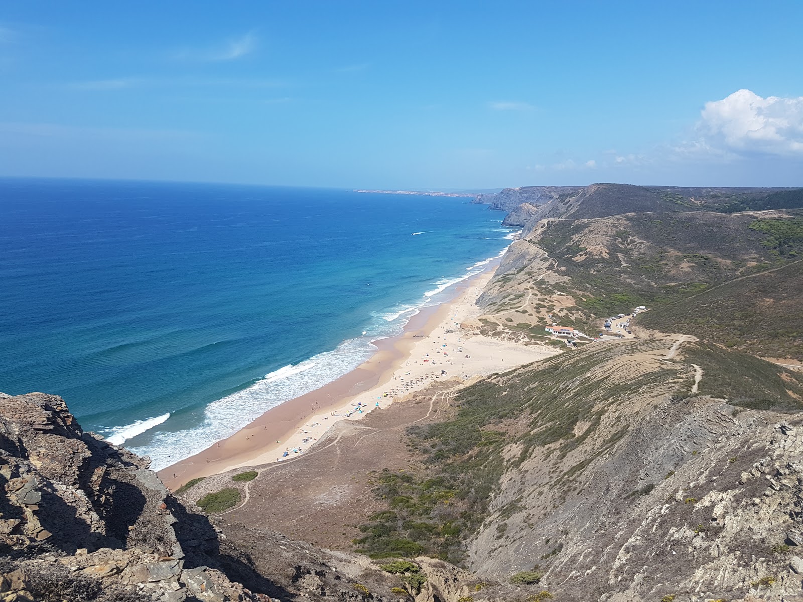 Foto von Praia da Cordoama von Klippen umgeben