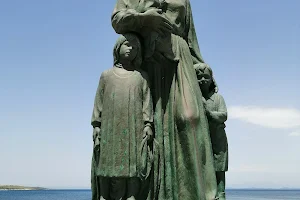 Άγαλμα Μικρασιάτισσας Μάνας image