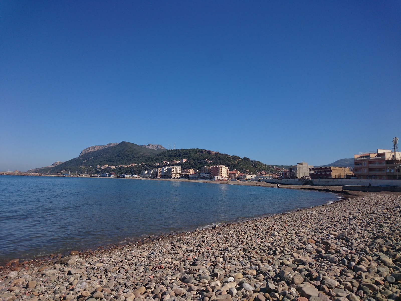 Φωτογραφία του Guinguette beach με μπεζ άμμος και βότσαλα επιφάνεια
