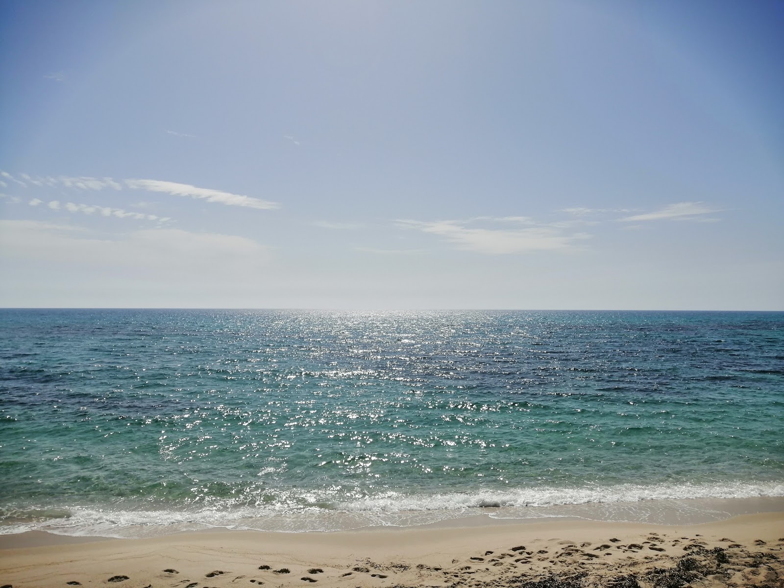 Harqalah beach的照片 带有宽敞的多湾