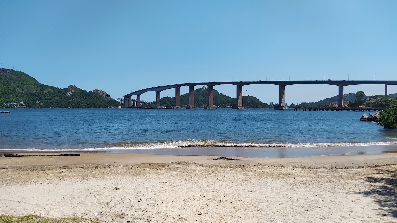 Foto de Praia do Hawaizinho com areia bege superfície