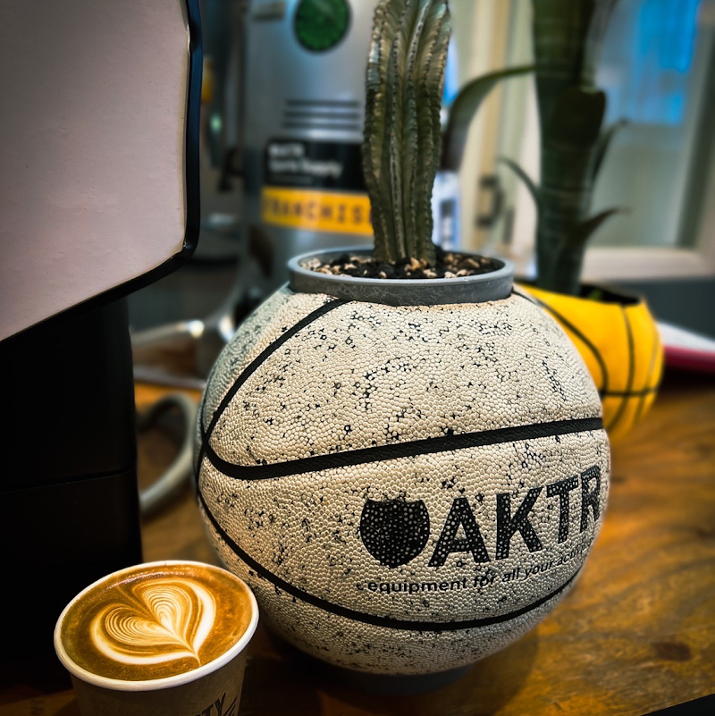 SPORTY COFFEE アメ村店（スポーティーコーヒー）& AKTR Sports Supply