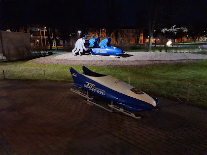 Puķu skulptūra 'Bobsleja komanda'