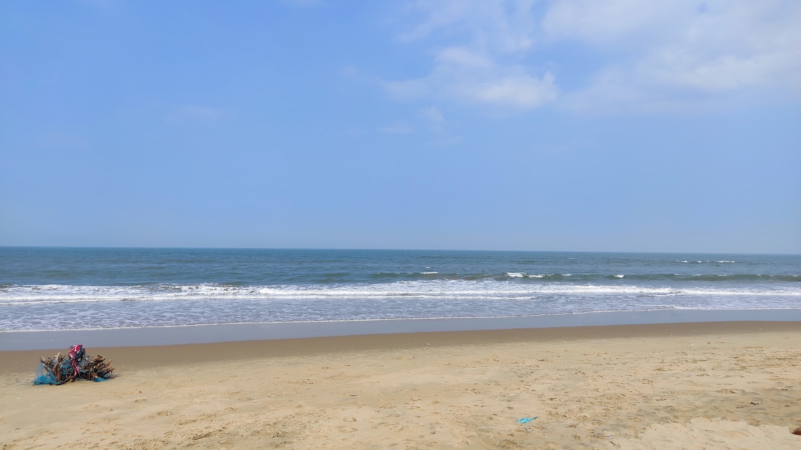 Φωτογραφία του Srinivasa Satram Beach άγρια περιοχή