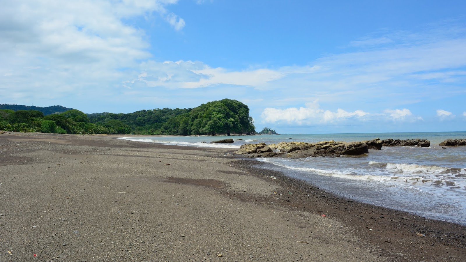 Foto de Playa Agujas com uma linha costeira espaçosa