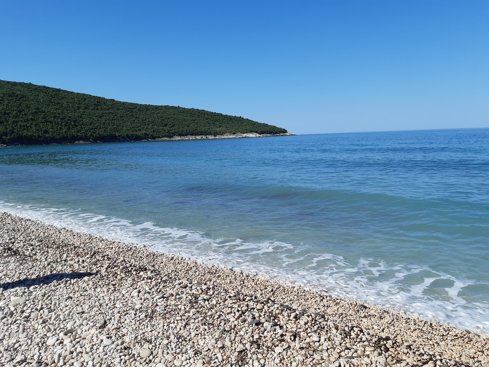 Kruche beach'in fotoğrafı turkuaz saf su yüzey ile