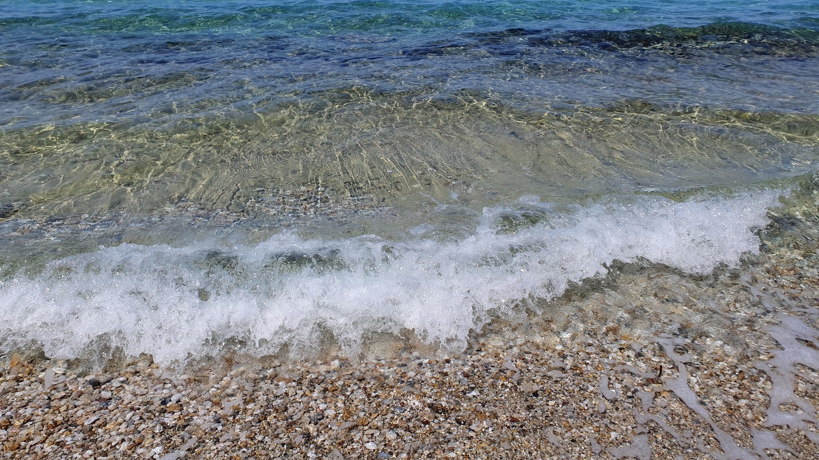 Fotografie cu Elani beach cu o suprafață de apa pură turcoaz