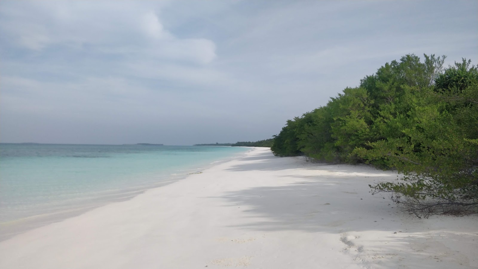 Photo de Dhiffushimaidhoo Island Beach avec droit et long