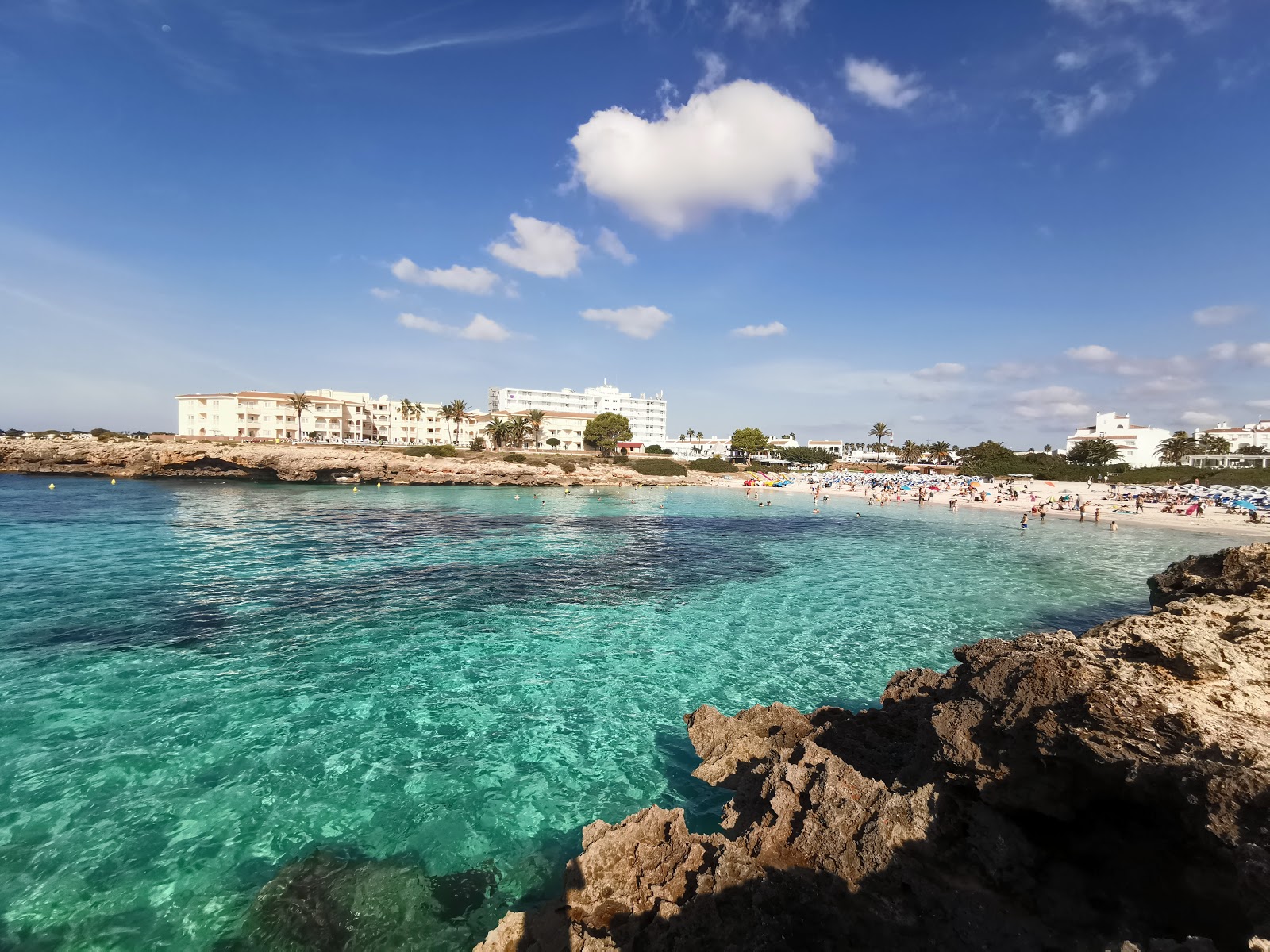 Foto de Praia de Cala en Bosch com areia fina e brilhante superfície