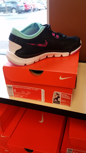 Shoe Store «Famous Footwear», reviews and photos, 8085 W Bell Rd, Peoria, AZ 85382, USA