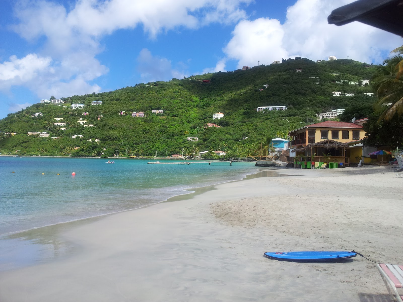 Foto de Playa Cane Garden y el asentamiento