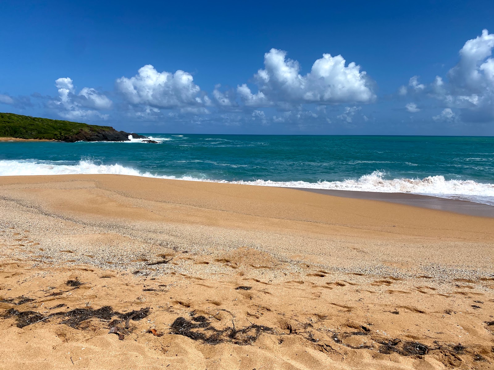 Playa Colora的照片 带有碧绿色纯水表面