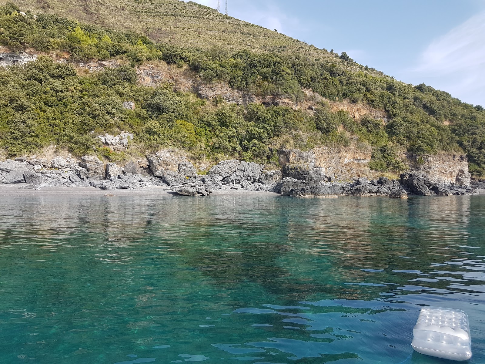 Vranne beach'in fotoğrafı geniş bir kıyı şeridi ile birlikte