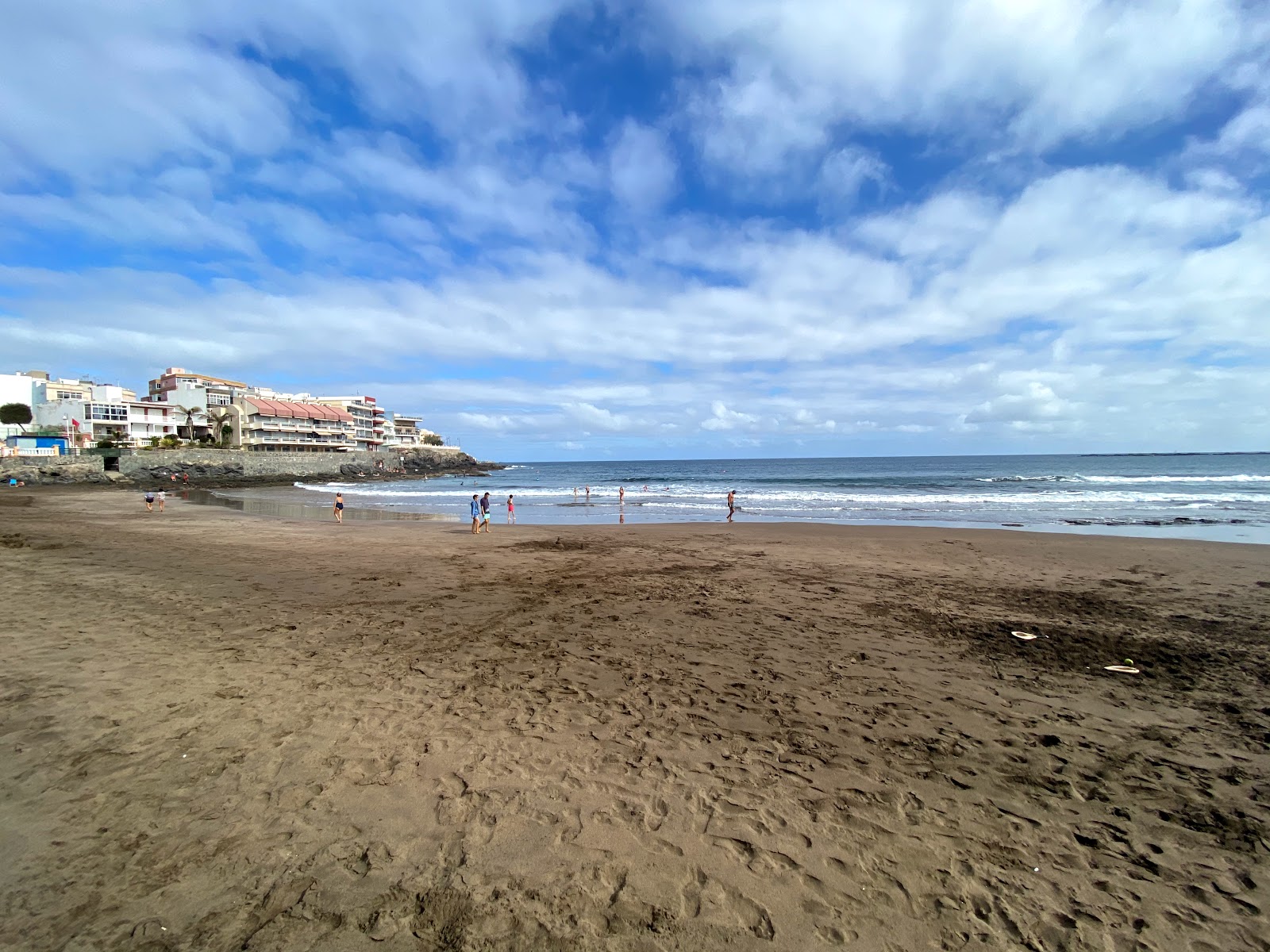 Photo de Playa de Salinetas avec sable brun de surface