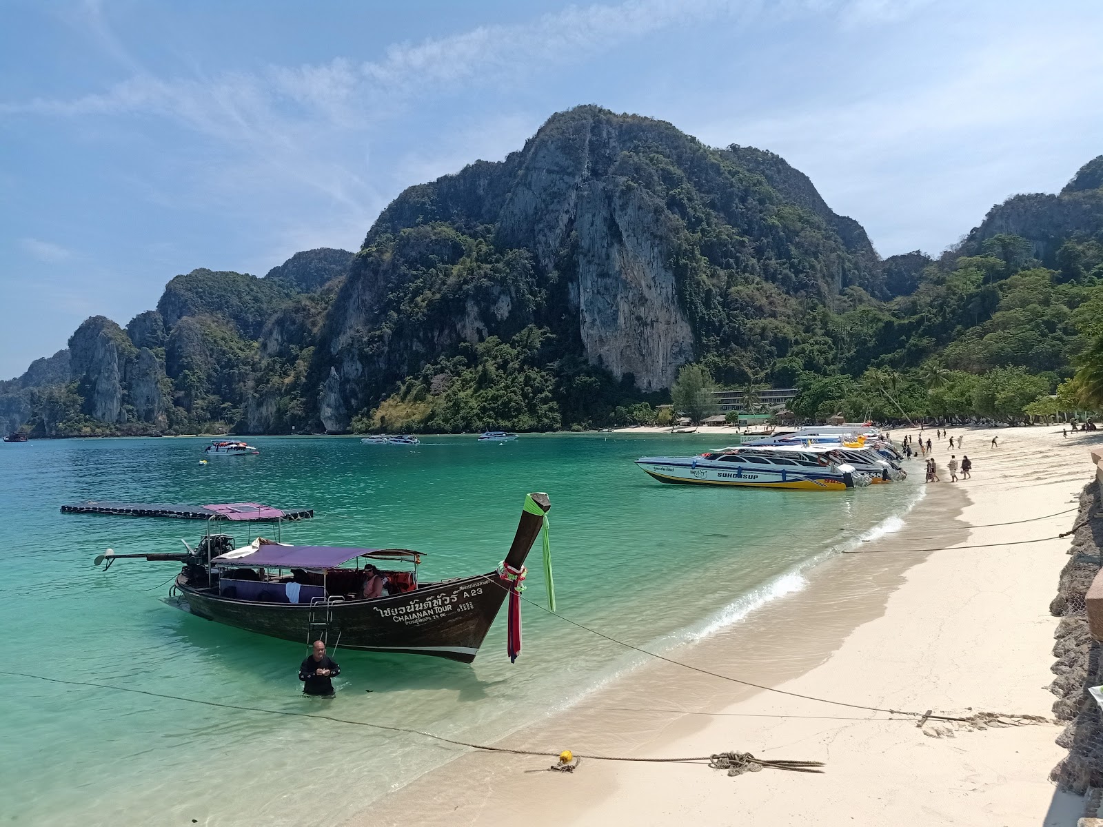 Foto av Ton Sai Beach med turkos rent vatten yta