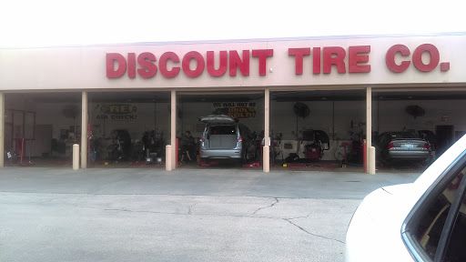 Tire Shop «Discount Tire», reviews and photos, 5505 South La Grange Road, Countryside, IL 60525, USA