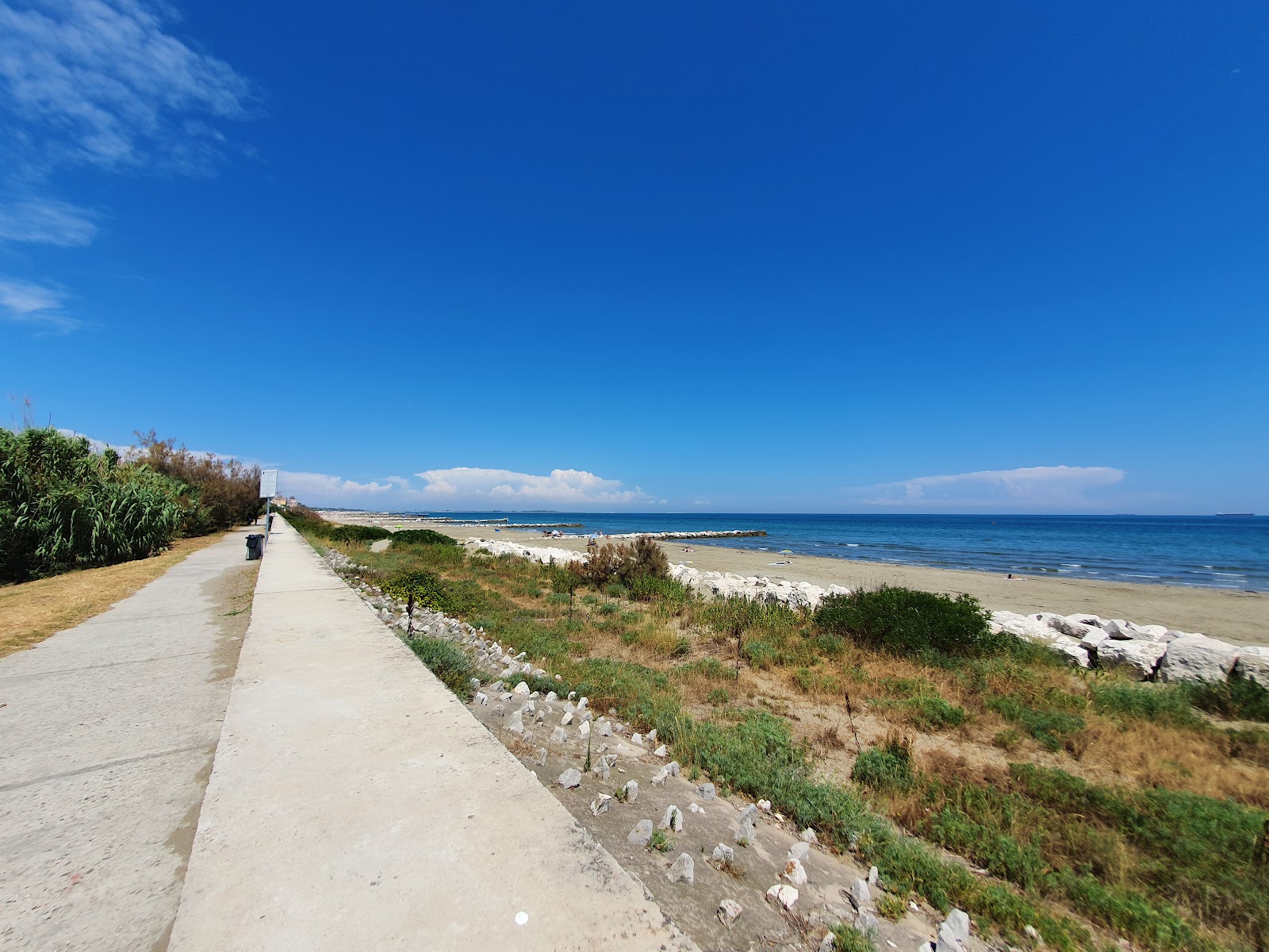 Foto de Murazzi Spiaggia Libera com água azul superfície
