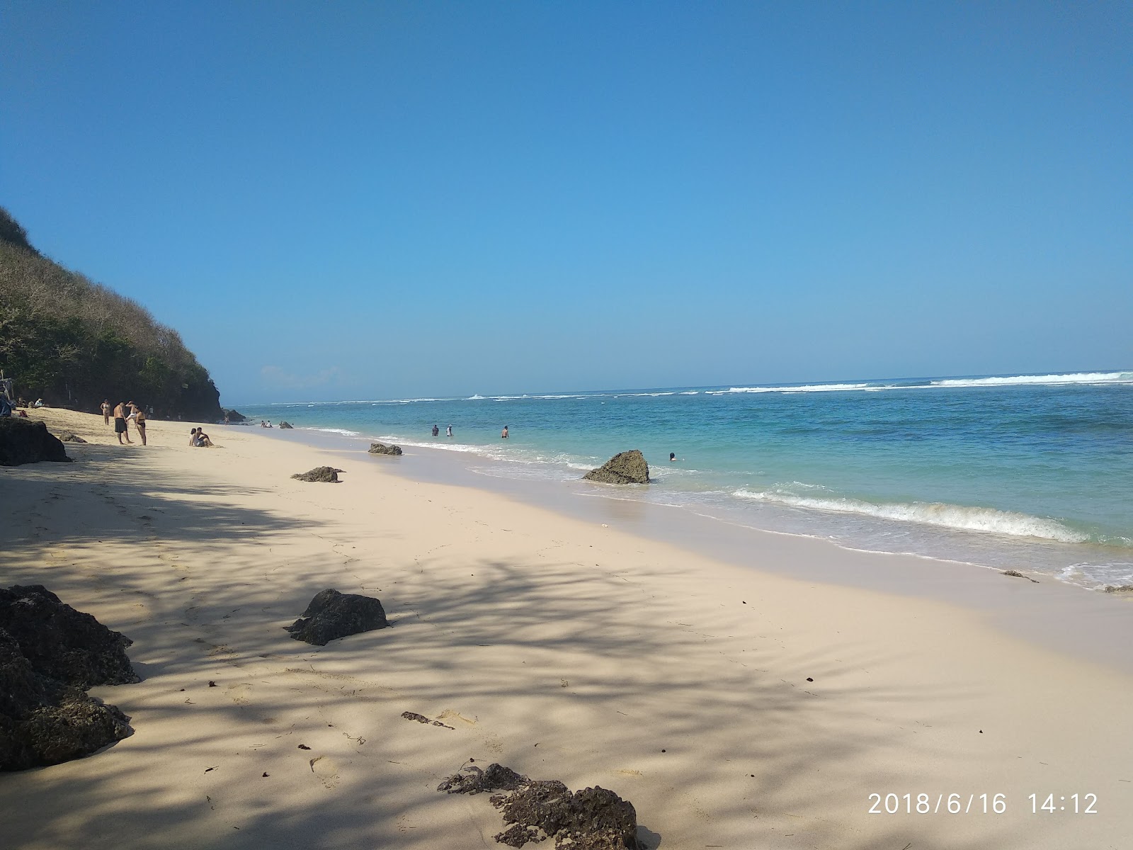 Foto de Gunung Payung Beach con playa recta