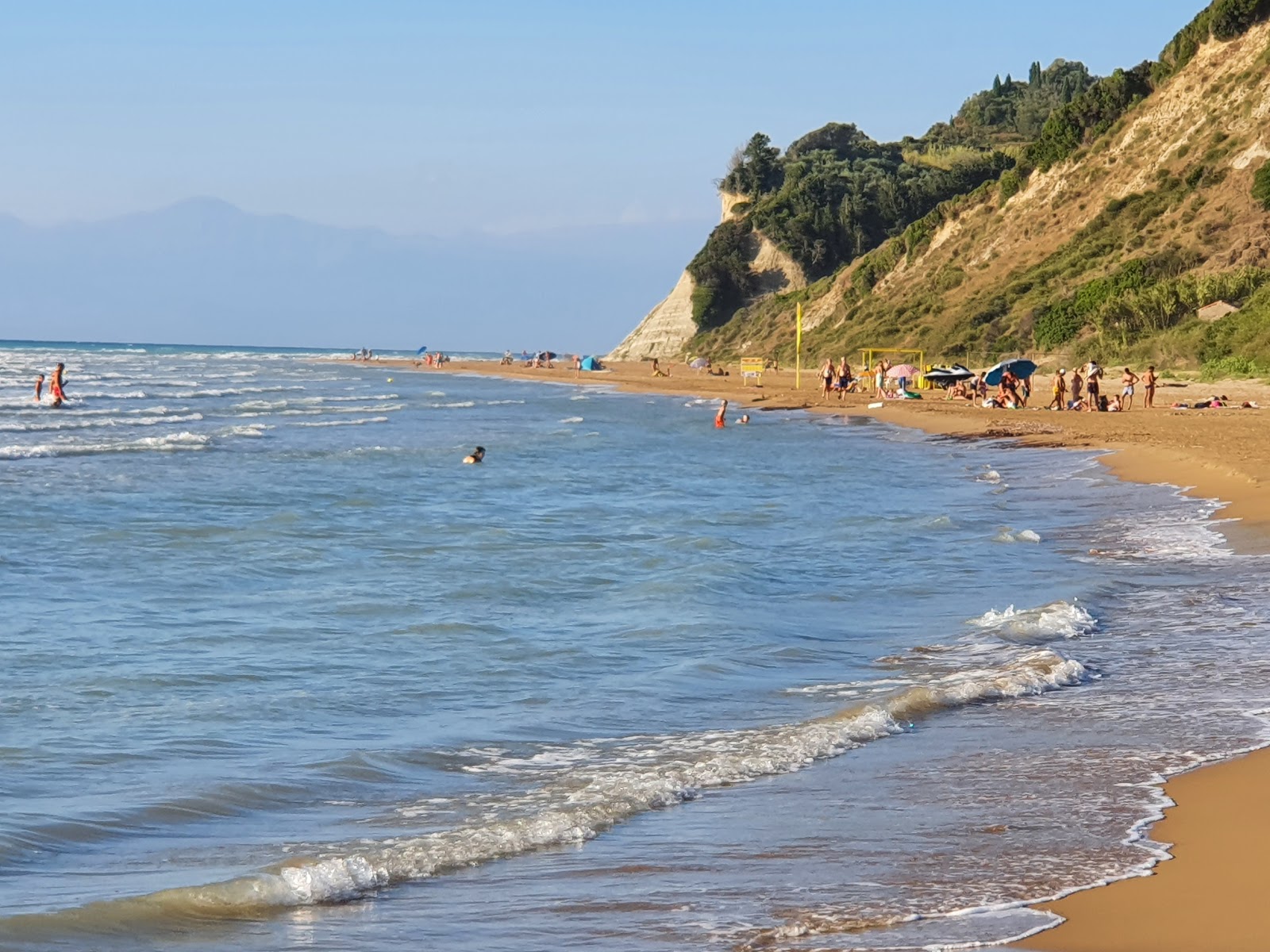 Foto van Strand van Agios Stefanos en zijn prachtige landschap