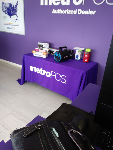Cell Phone Store «MetroPCS Authorized Dealer», reviews and photos, 820 N Frazier St, Conroe, TX 77301, USA