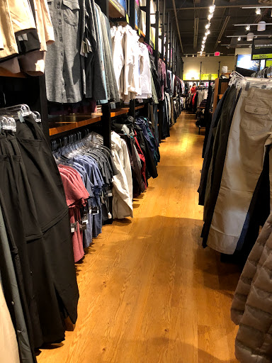 Clothing Store «Eddie Bauer Outlet», reviews and photos, 18501 Outlet Blvd #300, Chesterfield, MO 63005, USA