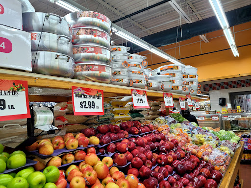 Produce Market «Rogers Park Fruit Market», reviews and photos, 7401 N Clark St, Chicago, IL 60626, USA