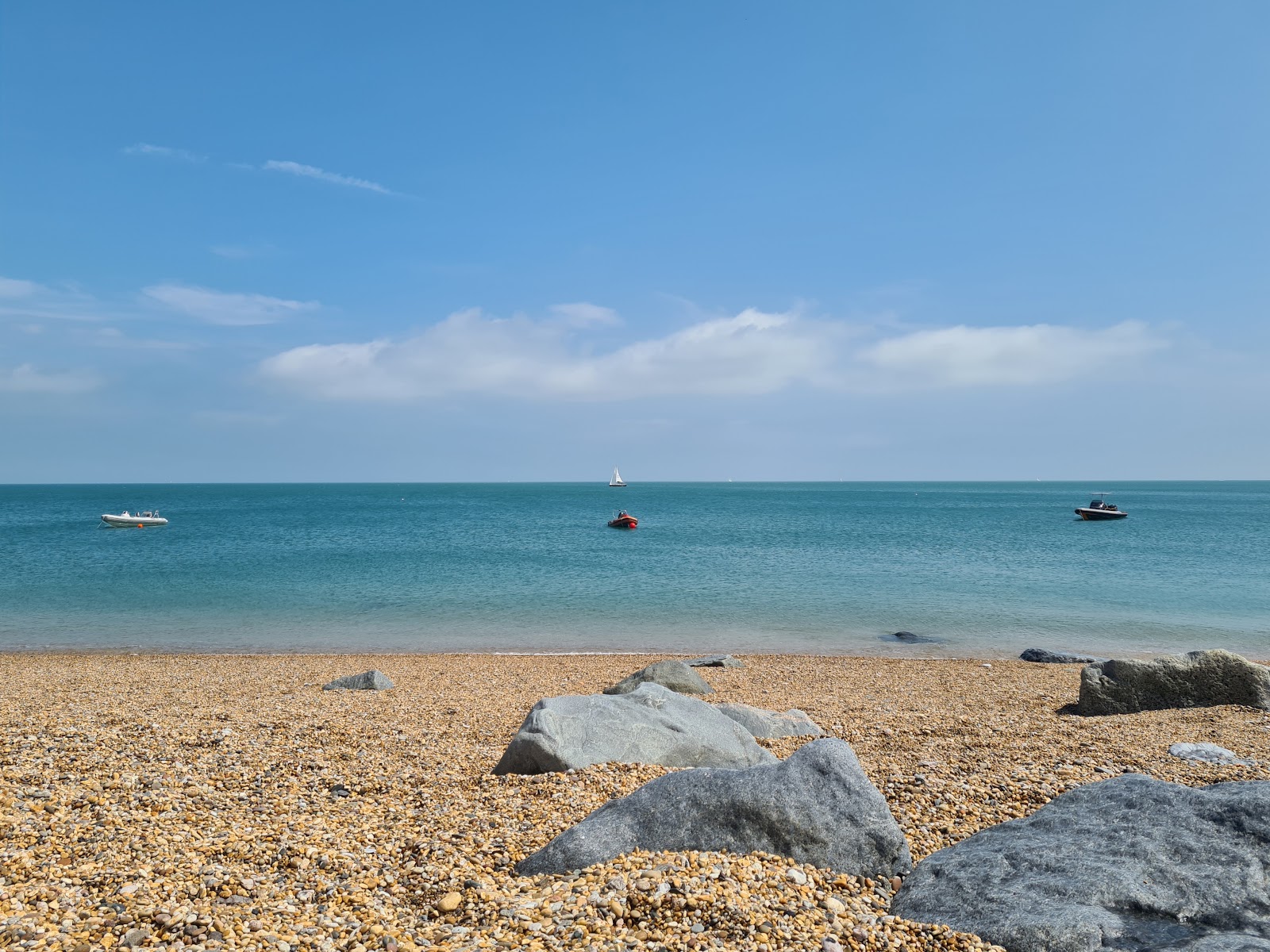 Beesands beach的照片 带有碧绿色纯水表面