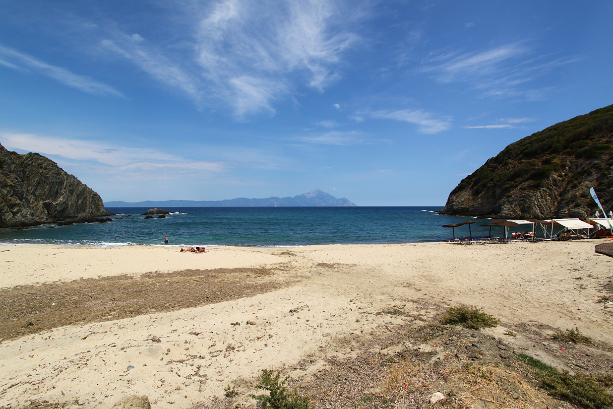 Foto di Paralia Goa sorretto da scogliere