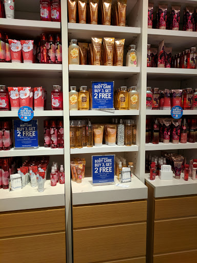 Shopping Mall «Fashion Outlets of Chicago», reviews and photos, 5220 Fashion Outlets Way, Rosemont, IL 60018, USA