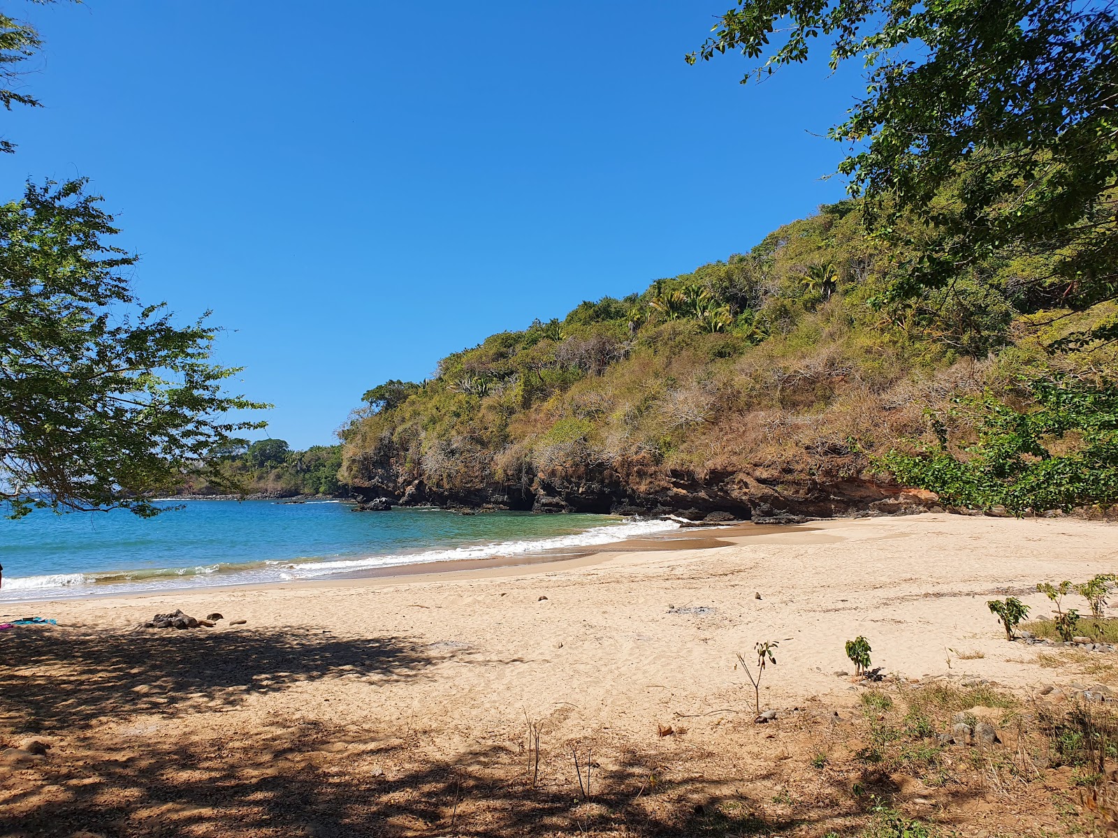 Foto di El Divisero beach con una superficie del sabbia beige fine