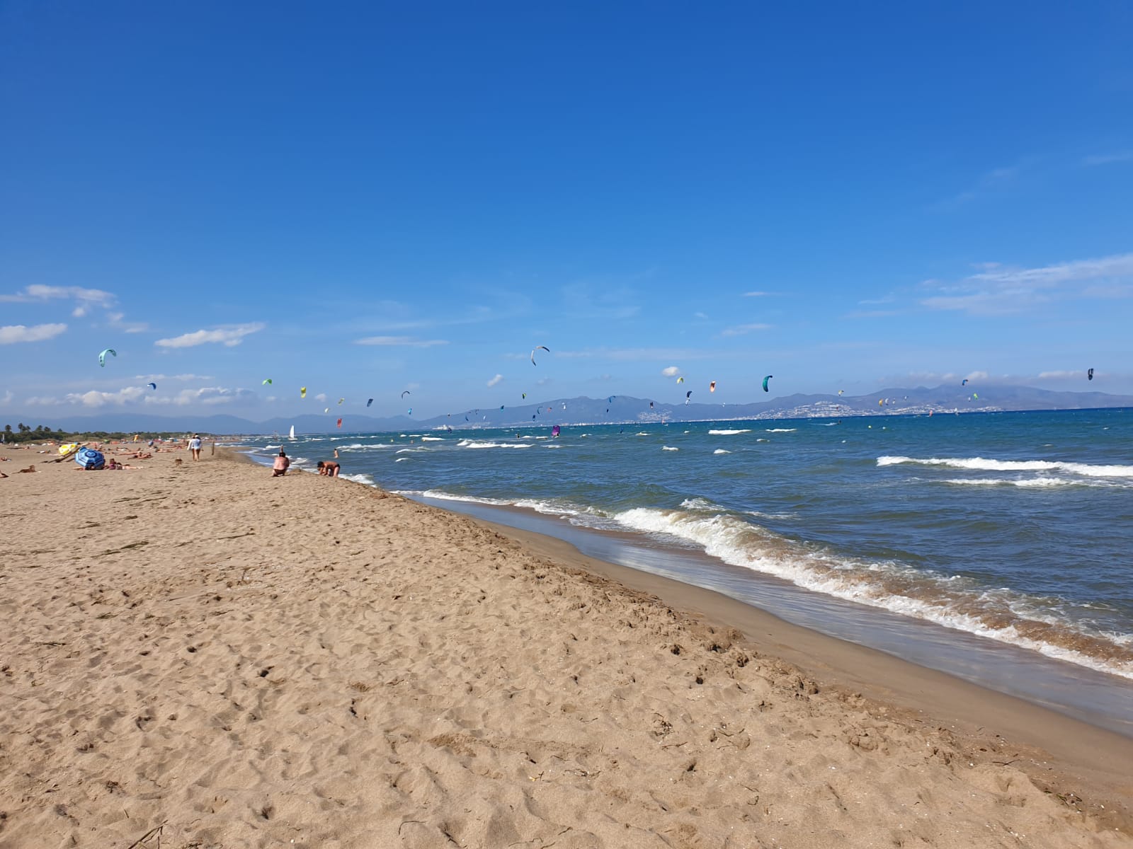Foto di Platja de les Dunes con una superficie del sabbia beige