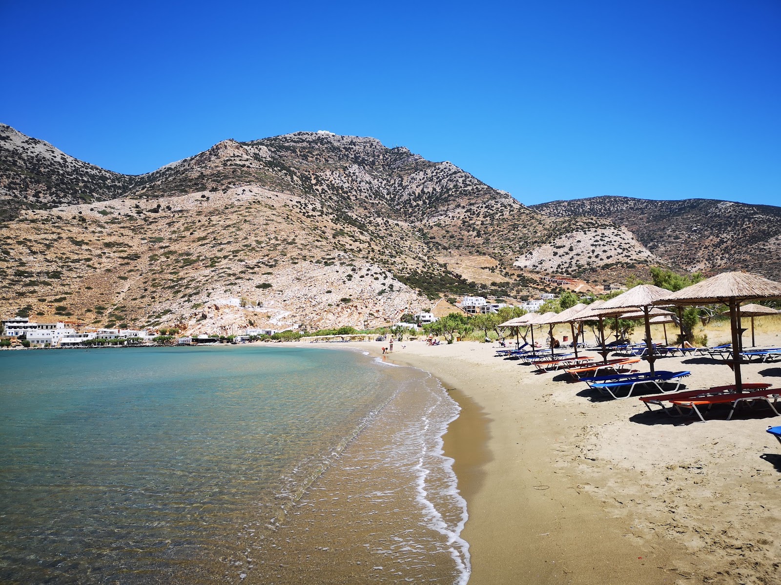 Photo de Kamares beach avec l'eau cristalline de surface