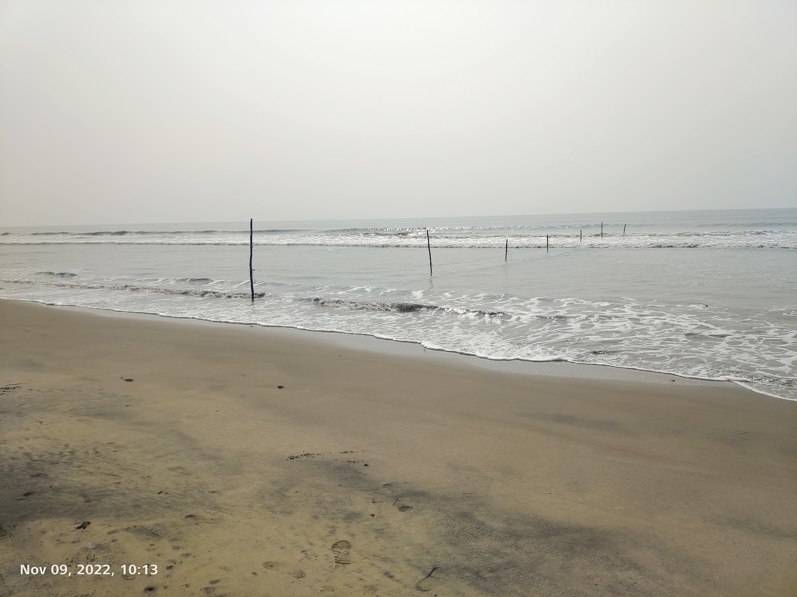 Foto di Gollapalem Beach, Krishna District con una superficie del sabbia luminosa