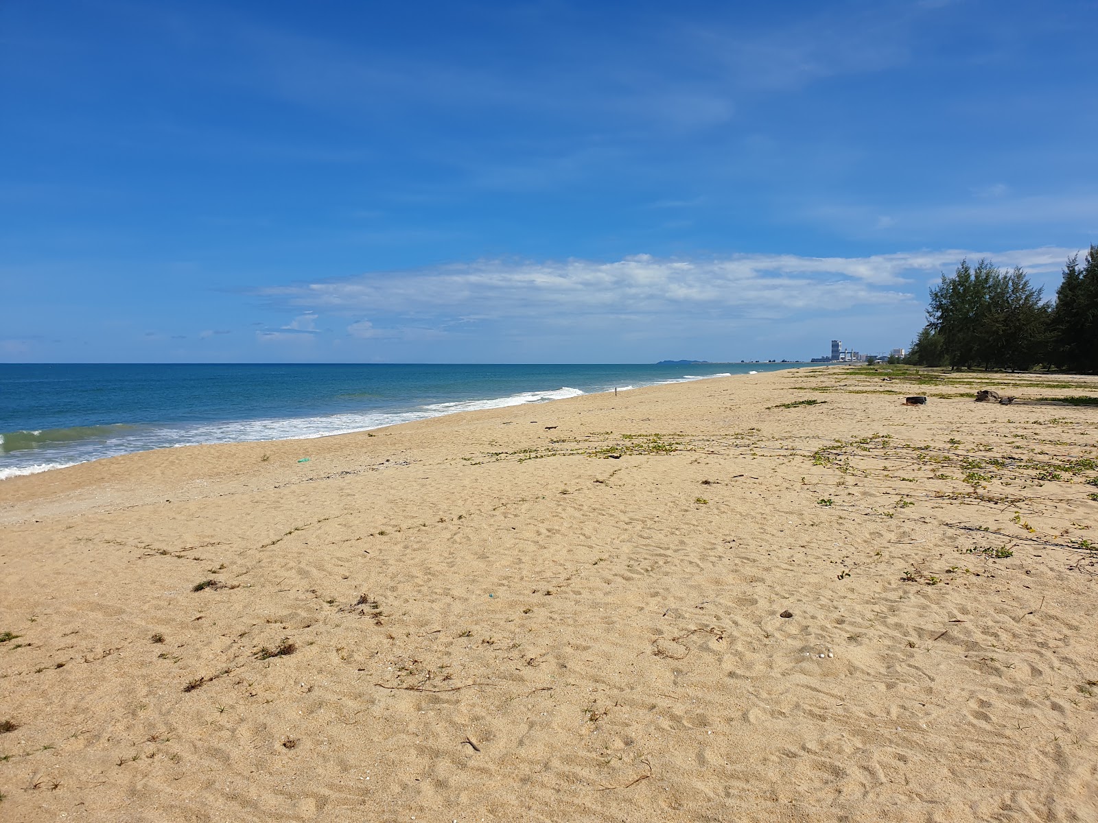 Foto van Teluk Ketapang Beach met beige zand oppervlakte