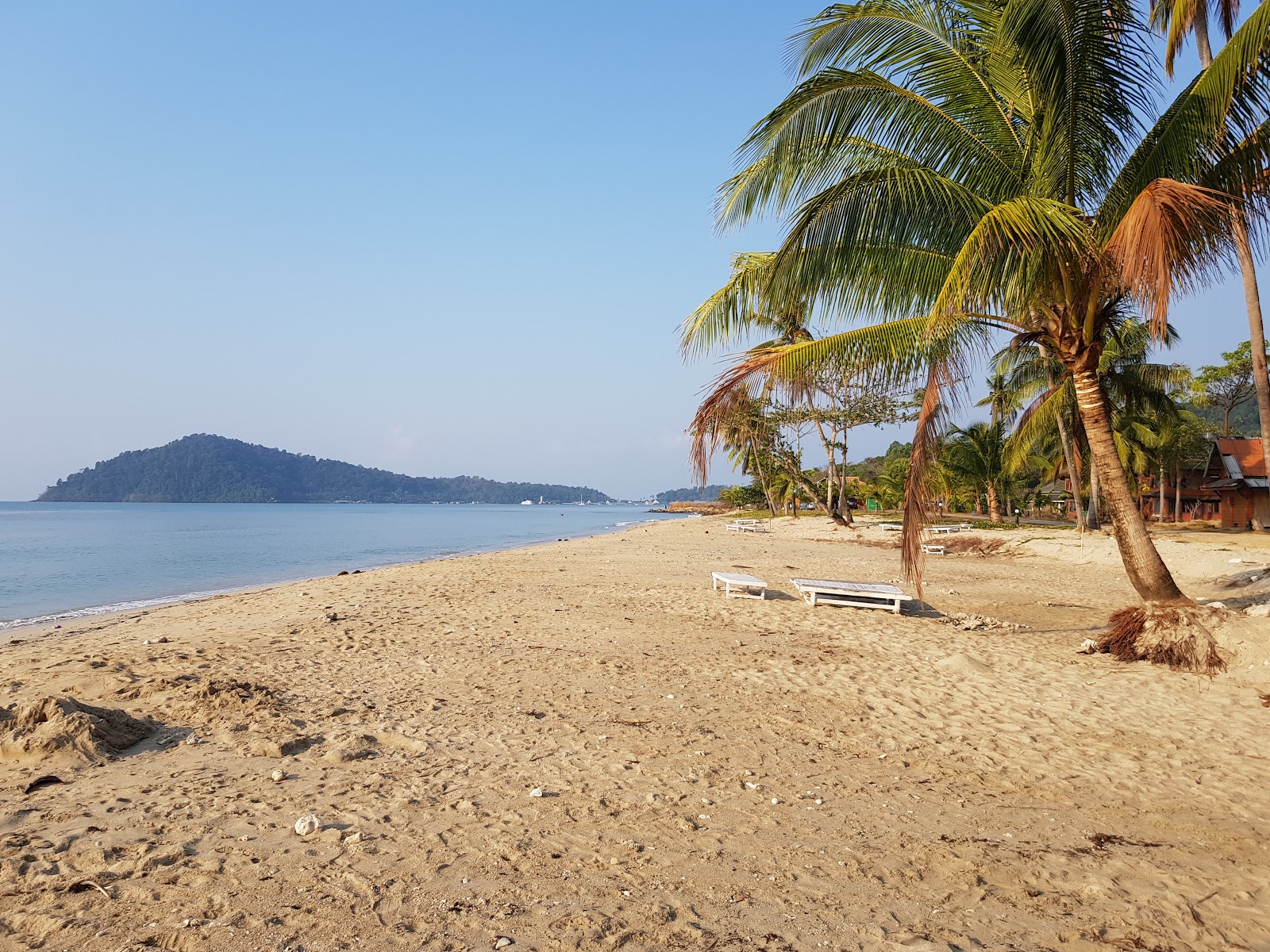 Photo of Koh Chang Beach with bright sand surface