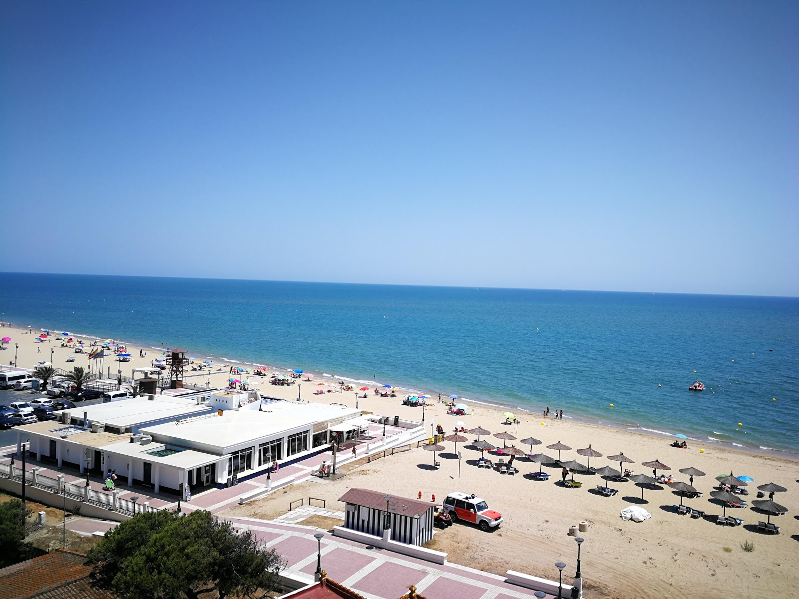 Φωτογραφία του Playa de el Portil με φωτεινή άμμος επιφάνεια