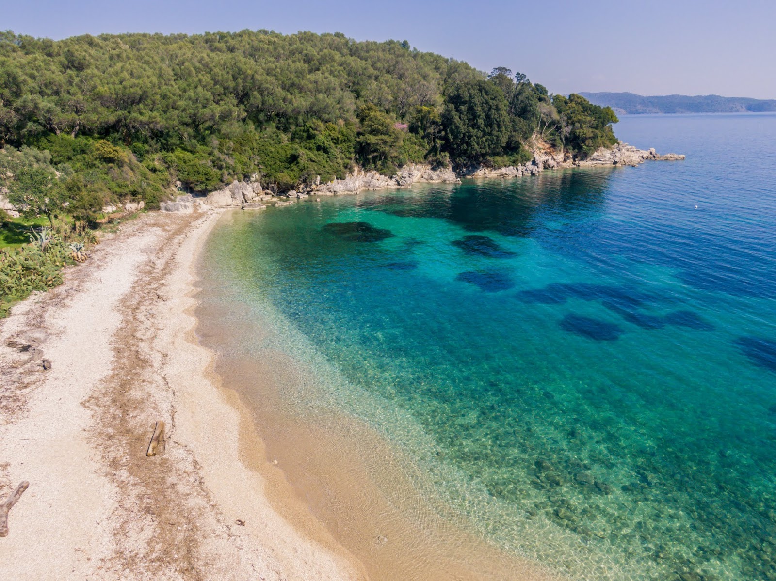 Gialiskari beach的照片 带有碧绿色纯水表面