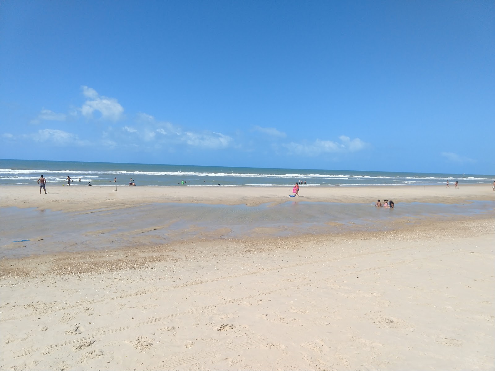 Photo de Plage de Morro Branco entouré de montagnes