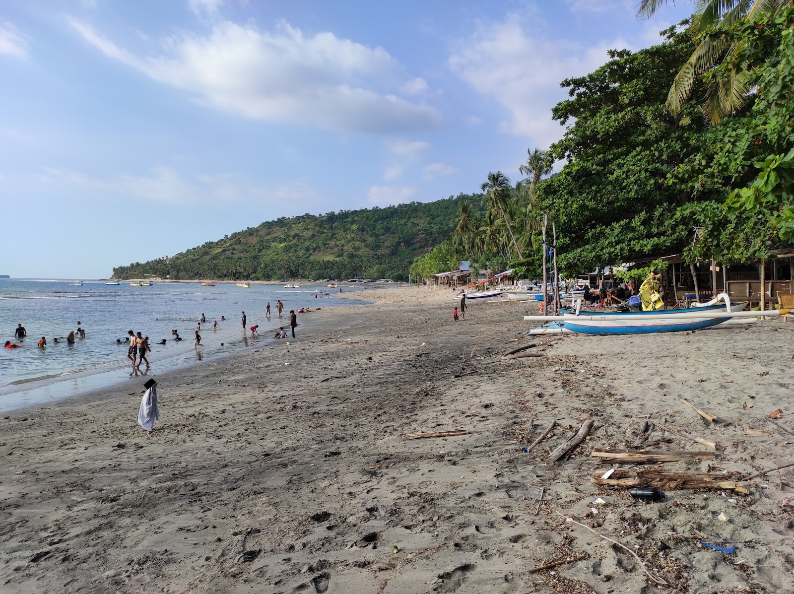 Foto von Pandanan beach von Klippen umgeben