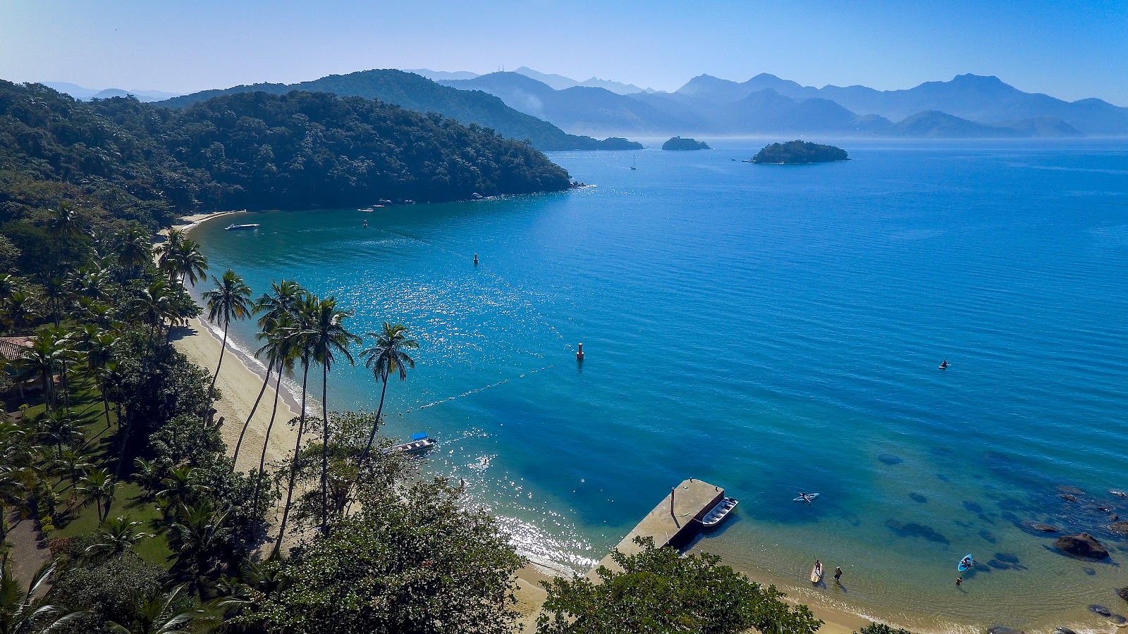Praia de Freguesia de Santana的照片 带有细腻的米色沙子表面