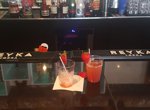 Bar & Grill «Henney Tyme Bar and Lounge», reviews and photos, 3200 Hallandale Beach Blvd, Hollywood, FL 33023, USA