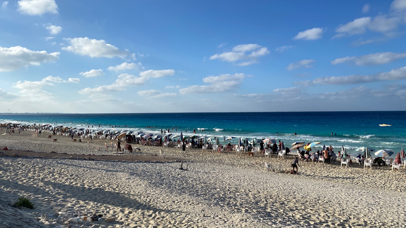 Fotografija Dora Al Abyad Beach z beli fini pesek površino