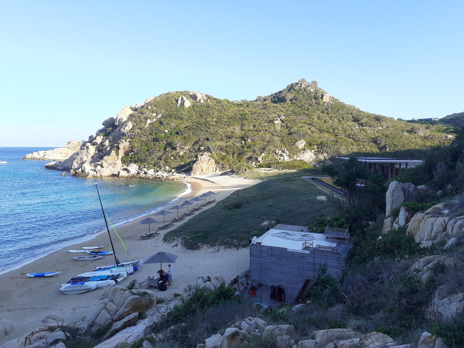 Fotografija Amanoi Beach obkrožen z gorami