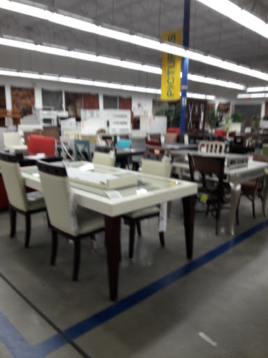 Outlet Store «Rooms To Go Outlet Furniture Store - Seffner», reviews and photos, 11540 E Highway 92, Seffner, FL 33584, USA